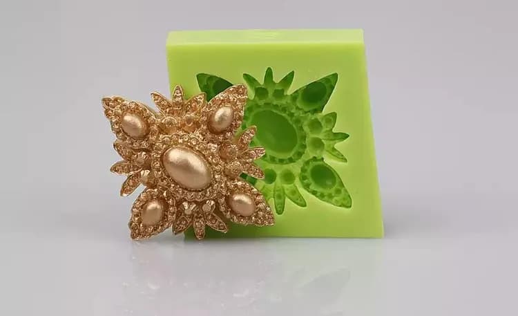 ECT 1379 brooch mold image 1